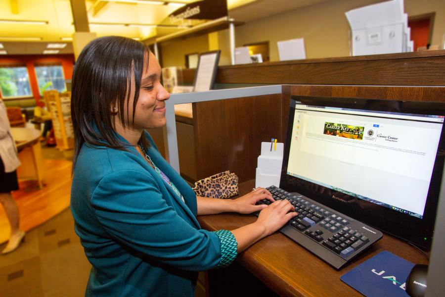 A person using a pc to access canvas